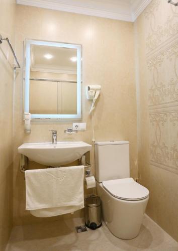 OLD CORNER tesisinde bir banyo