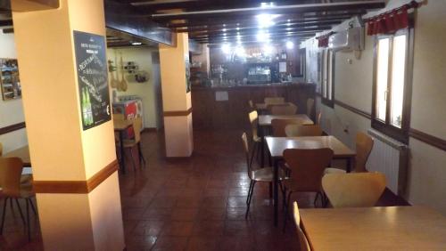 uma sala de jantar com mesas e cadeiras num restaurante em La Barbacana em Tramacastiel