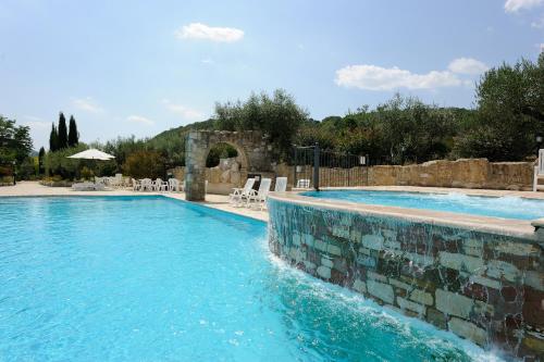einen Pool mit blauem Wasser in einem Resort in der Unterkunft Agriturismo Le Querce di Assisi in Assisi