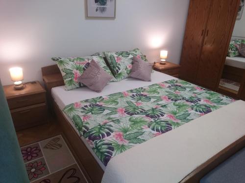Ce lit se trouve dans un dortoir doté de 2 lampes sur les tables. dans l'établissement Apartman Sanja, à Rovinj