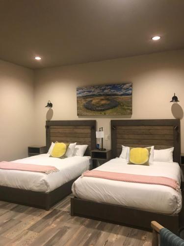 Ein Bett oder Betten in einem Zimmer der Unterkunft Golden Stone Inn