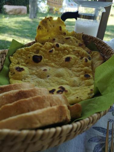 un panier rempli de pain avec des taches noires dessus dans l'établissement Bed & Breakfast Montségur, à Senigallia