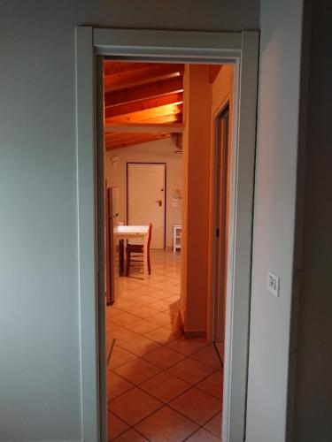 una puerta que da a un pasillo con comedor en Il carpino bianco bilocale, en Puegnago sul Garda