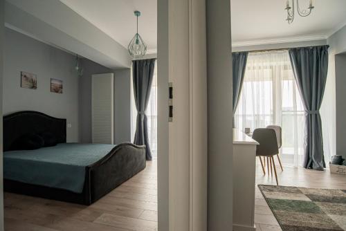 Кровать или кровати в номере ByTheSea Superior Apartments