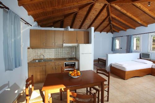 Gallery image of Alexandros Apartments , Beachfront Retreat near Petalidi with Private Sunbeds & Sea View in Kalamaki Messinia