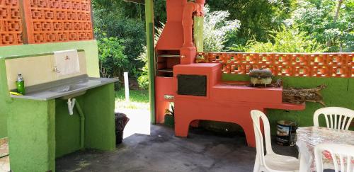 a play house with a sink and a stove at Pousada Orquídeas da Canastra in Vargem Bonita