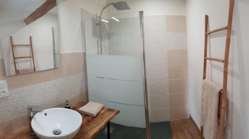 Ένα μπάνιο στο L'étable gourmande chambres d'hôtes et ferme auberge