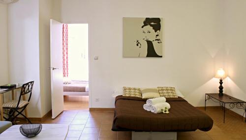 um quarto com uma cama num quarto em Viva Riviera - 10 Rue Florian em Cannes