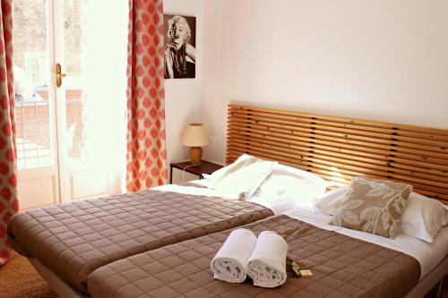 1 dormitorio con 1 cama con 2 toallas en Viva Riviera - 10 Rue Florian, en Cannes