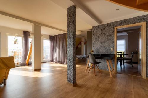 ein Wohnzimmer mit einem Tisch und einem Esszimmer in der Unterkunft Maisonette Wohnung mit Blick über die Stadt in Jena