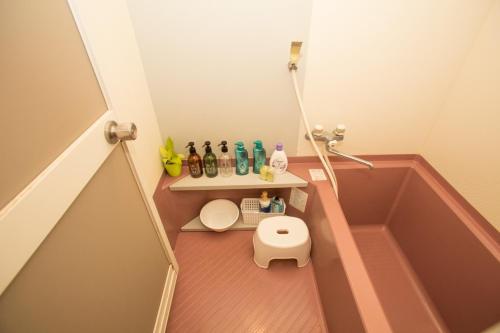 uma pequena casa de banho com banheira e WC em Kunigami-gun - House / Vacation STAY 42281 em Onna