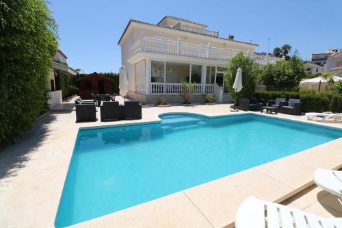 una piscina frente a una casa en Villa de lujo en Torremolinos, en Torremolinos