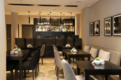 a restaurant with tables and chairs and a bar at Agua del Corral Hotel & Spa in Mendoza