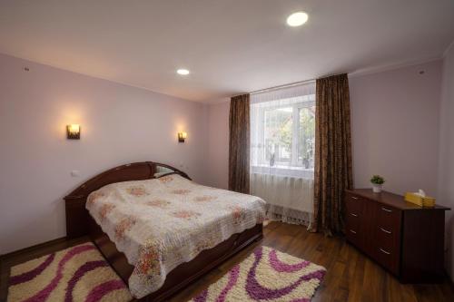 una camera con letto e finestra di Nice&Cozy Apartament a Sighişoara