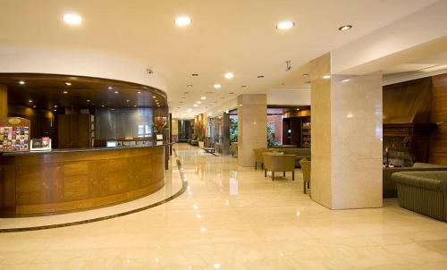 um lobby de um hotel com um bar em Lafayette Hotel em Buenos Aires