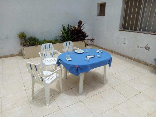 una mesa y sillas con un mantel azul. en Chez MAX et KHADY, en Dakar