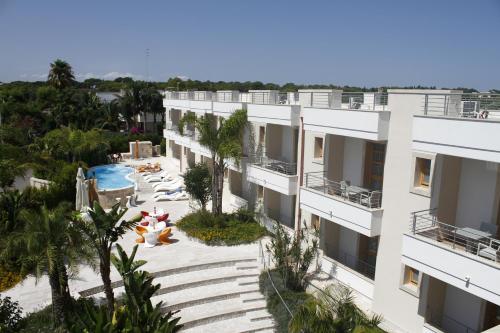 - une vue aérienne sur un bâtiment avec une piscine dans l'établissement Santa Caterina Resort, à Santa Caterina