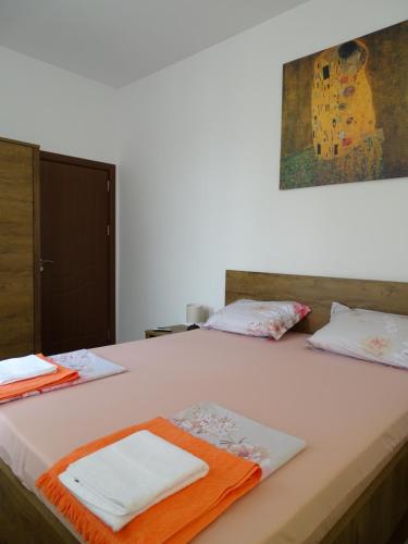 Una cama blanca con dos toallas encima. en Charming apartment in the heart of the town, en Veliko Tŭrnovo