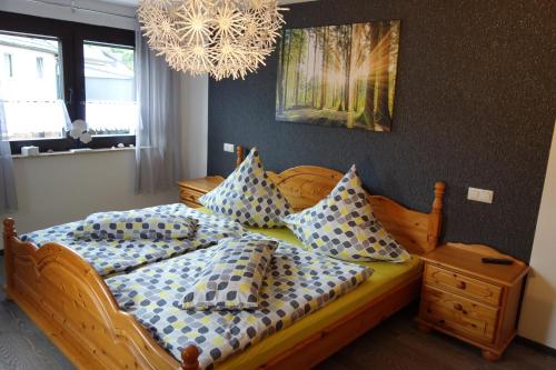 una camera da letto con un letto con cuscini blu e bianchi di Ferienhaus Rurperle a Nideggen