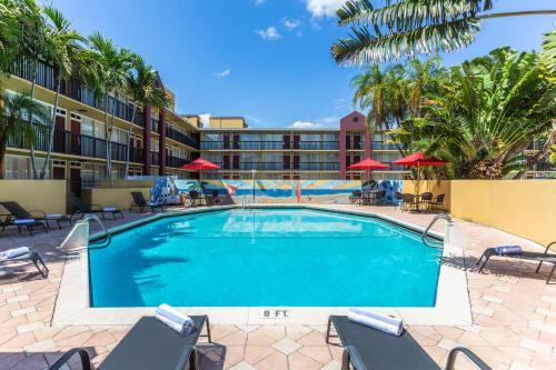 ein Pool mit Stühlen und ein Hotel in der Unterkunft The Link Hotel on Sunrise in Fort Lauderdale