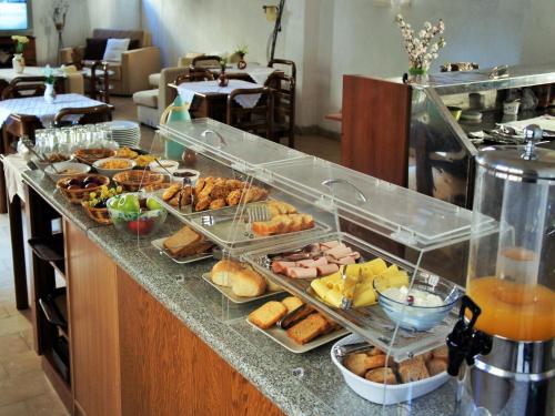 ein Buffet mit vielen verschiedenen Arten von Sandwiches und Gebäck in der Unterkunft Anthemis Hotel in Agios Kirykos