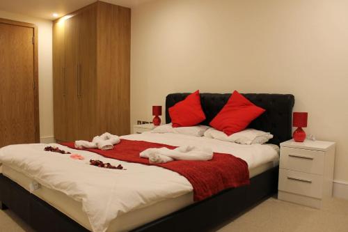 Letto o letti in una camera di Stylish 3 Bed 2 Bath Apartment Hyde Park