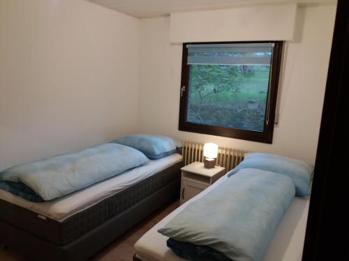 2 camas en una habitación con ventana en Ferienwohnung Lingenfelder en Bad Dürkheim