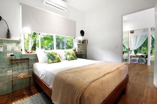 Postel nebo postele na pokoji v ubytování Ojochal Gardens