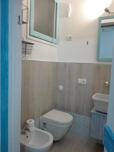 a bathroom with a toilet and a sink at Le pavoncelle blu in Nuoro