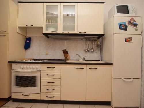 Kuchyň nebo kuchyňský kout v ubytování Apartment Edvin
