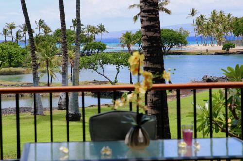 uma varanda com uma mesa e vista para o oceano em Mauna Lani Terrace by South Kohala Management em Waikoloa