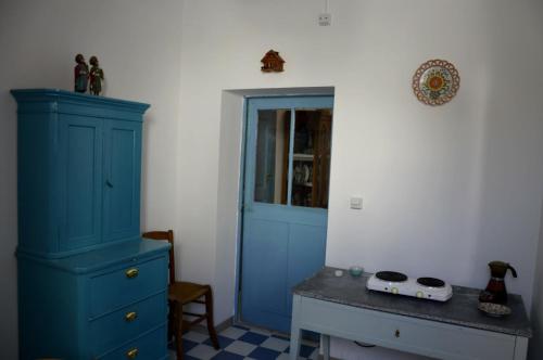 a room with a blue dresser and a blue door at Appartamento in palazzina storica / Oberdan Suites in Alberobello