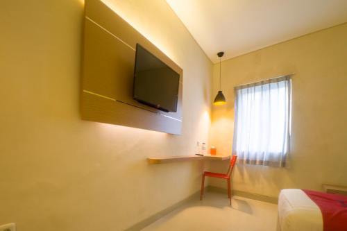 Una televisión o centro de entretenimiento en Budget Hotel Ambon