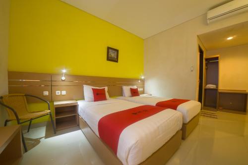 Una cama o camas en una habitación de Budget Hotel Ambon