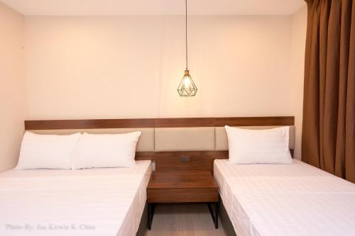Een bed of bedden in een kamer bij Griffin Hotel and Suites