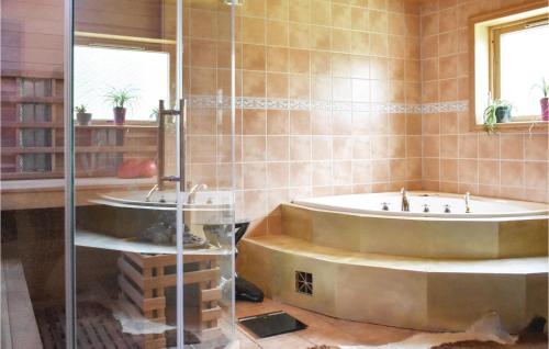 FågelmaraにあるBeautiful Home In Fgelmara With 3 Bedrooms, Sauna And Wifiのギャラリーの写真