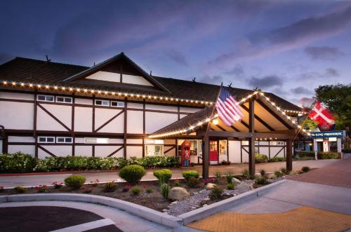 a building with lights and an american flag at King Frederik Inn in Solvang