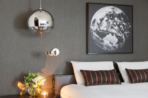 Una cama o camas en una habitación de Pullman Melbourne Albert Park