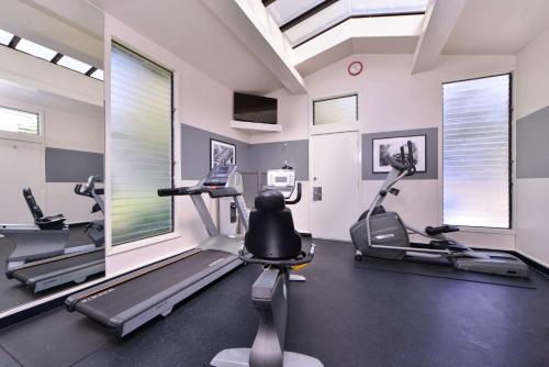 Fitness centrum a/nebo fitness zařízení v ubytování Best Western Corte Madera Inn