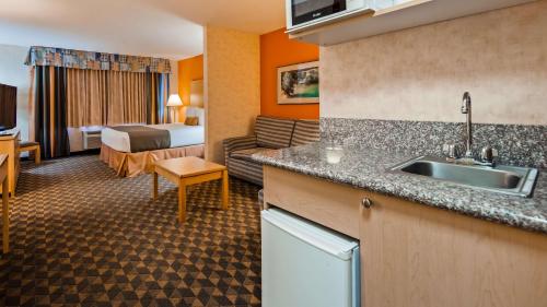 Kuchyň nebo kuchyňský kout v ubytování Best Western Plus North Las Vegas Inn & Suites