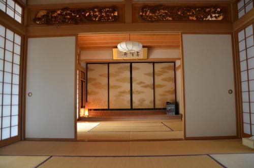 einen Eingang zu einem Gebäude mit einer Glastür in der Unterkunft Auberge Fujii Fermier in Fukui