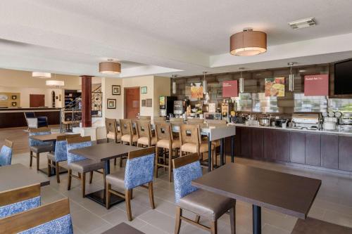a restaurant with tables and chairs and a counter at Comfort Suites Baytown I - 10 in Baytown