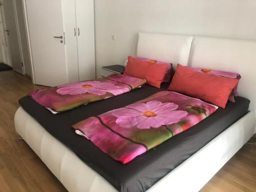 2 Betten auf einer weißen Couch in der Unterkunft Luxury 145 m2 Apartment with Terrace in Berlin