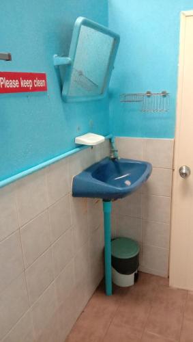a bathroom with a blue sink and a mirror at TA YAI HOMESTAY (ตา ยาย โฮมสเตย์) in Ko Kood