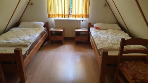 ein kleines Zimmer mit 2 Betten und einem Fenster in der Unterkunft Ferienhaus Nr. 40 im Ferienpark am Twistesee in Bad Arolsen