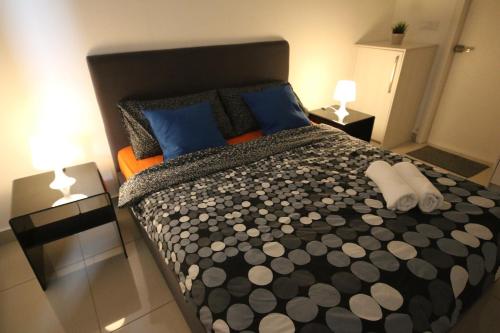 Ένα ή περισσότερα κρεβάτια σε δωμάτιο στο Abz Apartment @ Solstice