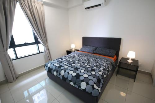 1 dormitorio con 1 cama, 2 lámparas y ventana en Abz Apartment @ Solstice, en Cyberjaya