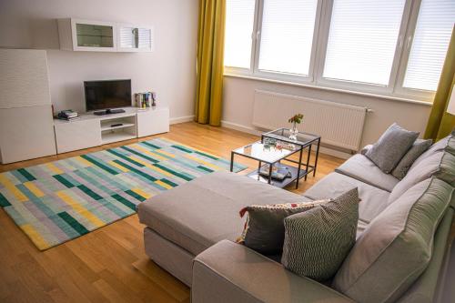 a living room with a couch and a table at mainhaus Stadthotel Frankfurt in Frankfurt/Main
