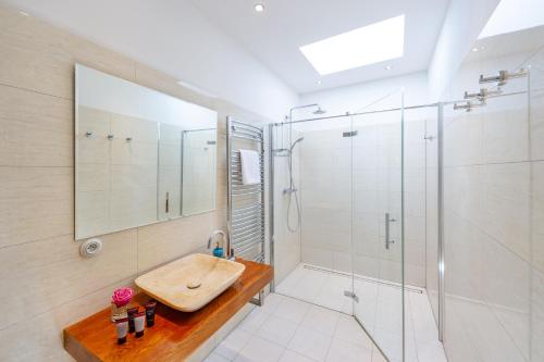 Un baño de THE ROOMS