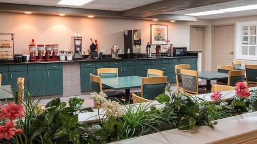 a restaurant with tables and chairs and a counter at Economy Inn & Suites in Shreveport